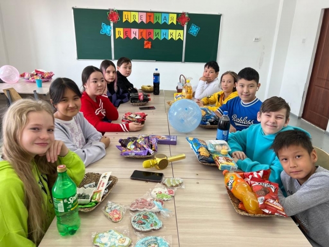 Весело с друзьями: Цветная вечеринка