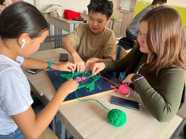 Наши ученики на уроке труда освоили новые методики рисования