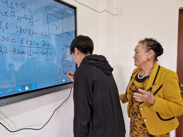 Физика пәнінің білікті ұстазы Шарипа Болатханқызы Күнпиаева