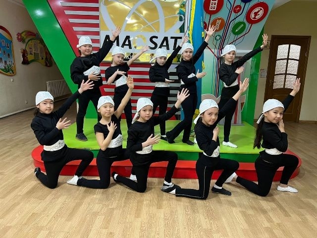 Концерт танцевальной группы и хорового коллектива начальных классов