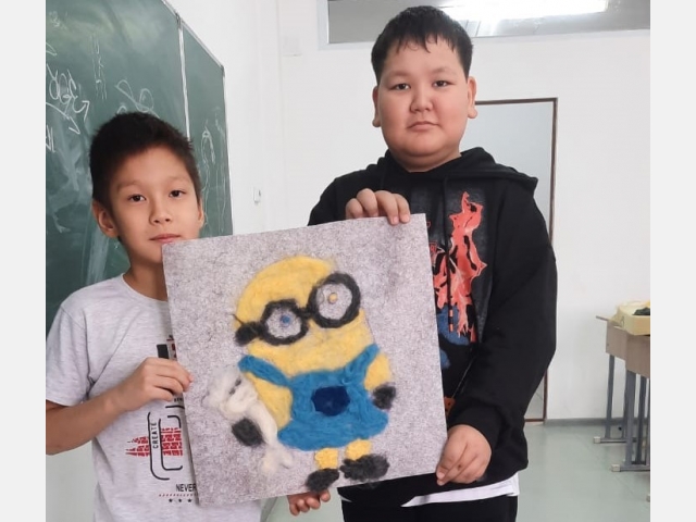 На уроке художественного труда ребята создали шедевры из войлока своми руками. 